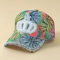 Detail der Blumen-Baseballkappe mit Strass-Krone und perlenbesetzter Krempe - Verstellbar / Krone-Mehrfarbig