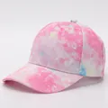 Λεπτομέρεια ροζ καπέλου του μπέιζμπολ tie-dye με καμπύλο γείσο και απαλή υφή διαβάθμισης - Ροζ Τόνοι Tie-Dye (9#)
