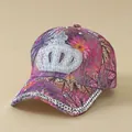 Detailaufnahme der Strass-Krone und Blumen-Spitze auf der lila Baseballkappe für Damen - Verstellbar / Krone - Rosenrot