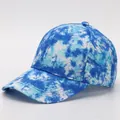 Λεπτομέρεια του tie-dye καπέλου μπέιζμπολ σε μπλε-λευκό με ραφές και βαμβακερή υφή - Μπλε Λευκό Καλλιτεχνικό Tie-Dye (13#)