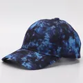 Λεπτομέρεια του μοτίβου tie-dye και των ενισχυμένων ραφών σε ένα μπλε καπέλο μπέιζμπολ - Μπλε Μαύρο Νεφέλωμα Tie-Dye (14#)