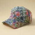 Detail der Baseballkappe mit tropischem Blumendruck, Kunstperlen und Strass-Gittermuster - Verstellbar / Gitter-Mehrfarbig