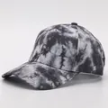 Πλευρική λήψη macro καπέλου tie-dye με ασπρόμαυρη διαβάθμιση και σκληρό γείσο - Μαύρο Γκρι Λευκό Tie-Dye (18#)
