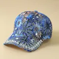 Detailaufnahme der blauen floralen Baseballkappe mit funkelnden Strasssteinen und Spitze - Verstellbar / Einfach-Blau