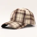 Dettaglio del cappello da baseball con motivo pied de poule e trama in lana - Regolabile / Plaid Marrone (1#)