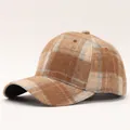 Dettaglio della classica trama scozzese marrone e del tessuto in lana di un cappello - Regolabile / Plaid Marrone Beige Grigio (5#)