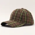 Dettaglio del cappello da baseball in lana a quadri marrone e verde con trama spessa e occhielli - Regolabile / Plaid Marrone Verde (9#)