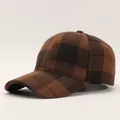 Gros plan détaillé montrant la texture en laine à carreaux marron de la casquette - Plaid Marron Foncé (3#)