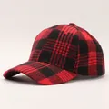 Détail d'une casquette de baseball en laine à carreaux rouges et noirs texture flanelle - Plaid Buffalo Rouge Noir (4#)