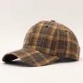 Dettaglio del motivo pied-de-poule e delle cuciture su un classico berretto da baseball - Regolabile / Plaid Marrone Giallo Nero (11#)