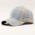 Vista laterale dettagliata del cappellino da baseball pied-de-poule in tessuto blu - Regolabile / Plaid Blu Chiaro Grigio (13#)
