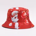 Dettaglio del cappello a secchiello rosso natalizio con stampa di Babbo Natale - M (56-58cm) / Rosso Regalo Babbo Natale