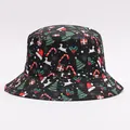 Dettaglio cappello a secchiello natalizio con stampe di renne, bastoncini e alberi - M (56-58cm) / Regali Stampati Neri