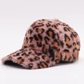 Detailopname van de zachte pluche textuur en roze luipaardprint op de baseballpet - Roze Luipaardstijl (4#)