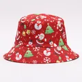 Dettaglio del cappello pescatore natalizio con motivi di Babbo Natale e pupazzi di neve - M (56-58cm) / Albero di Natale rosso