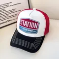Cappellino trucker retrò rosso e bianco con ricamo station e rete traspirante - Regolabile / Bianco Tesa Nera (Dal 1865)
