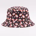 Dettaglio del cappello alla pescatora di Natale con stampe di Babbo Natale e fiocchi - M (56-58cm) / Babbo Natale Stampato Nero