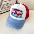 Cappello trucker vintage americano in mesh rosso bianco blu con ricamo Station - Regolabile / Bianco Tesa Blu Chiaro (Dal 1865)