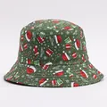 Dettaglio del cappello alla pescatora natalizio con testo Merry Christmas e stampe festive - M (56-58cm) / Cappello Regalo Verde