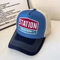 Cappellino trucker blu e beige con rete, ricamo Station vintage e cuciture a contrasto - Regolabile / Blu Tesa Nera (Dal 1865)