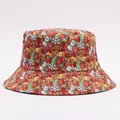 Dettaglio del cappello alla pescatora natalizio con motivi festivi di pupazzi e renne - M (56-58cm) / Pupazzo di Neve Stampato Cachi