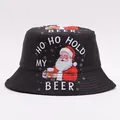 Dettaglio del cappello alla pescatora nero natalizio con Babbo Natale 'Ho Ho Hold My Beer' e fiocchi - M (56-58cm) / Babbo Natale Birra