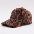 Detail van zachte imitatiebont textuur met luipaardprint op een warme winterpet voor dames - Donkerbruine Luipaardstijl (3#)