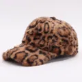 Gedetailleerd beeld van de luipaardprint imitatiebont op een warme winterpet - Tan Luipaardstijl (2#)