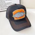 Cappello trucker nero in mesh con cuciture arancioni e ricamo vintage pesca - Regolabile / Pesce Nero Solido