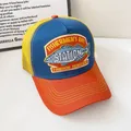 Cappellino trucker tricolore blu navy, giallo e arancio con ricamo pesce retrò - Regolabile / Pesce Blu Tesa Arancione