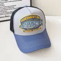 Cappello trucker retrò grigio e blu con ricamo vintage a tema pesce Fishermen's Bay - Regolabile / Pesce Bianco Tesa Blu Chiaro