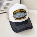 Cappellino trucker retrò bianco, beige e nero con ricamo vintage a tema pescatore - Regolabile / Pesce Bianco Tesa Nera