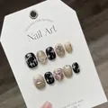 Handgefertigte schwarz-nude Nägel mit Herz-Kristallen und floralen Charms-Set - Extra Klein (XS) / Cool Girl Farbverlauf