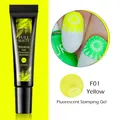 Detalle macro de gel de estampado amarillo fluorescente F01 para uñas con muestra - F01 / Amarillo Neón