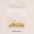 Primer plano de adornos metálicos dorados S215 para uñas con estrellas y lunas - Dorado (S215-Gold)