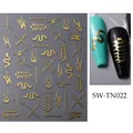Dettaglio macro di adesivi per unghie dorati con motivi a fiamma e catena su unghie nere - Punk Fiamma Serpente (SW-TN022) / SW-TN022 Oro