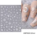 Makroaufnahme von silbernen 3D-Weihnachts-Nagelaufklebern mit Schneeflockenmotiven - Stern Mond Schneeflocke (SW-TN029) / Silber