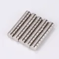Macro-opname van zilveren neodymium magneten gestapeld voor cat eye nail art effecten - Ronde Magneet S271 Stijl