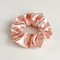 Dettaglio dell'elastico in raso rosa con stampe di conigli, cuori e fragole - Rosa