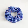 Vista dettagliata dell'elastico in raso blu reale con trama a motivi di cuori - Blu Zaffiro