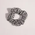Klassieke zwart-witte geruite scrunchie met elegante stoftextuur voor kapsels - Zwart