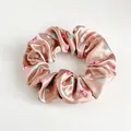 Dettaglio dell'elastico scrunchie in satin champagne con cuori colorati e trama di seta - Oro rosa