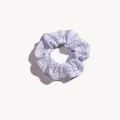 Dettaglio scrunchie a quadretti blu e bianchi con morbido tessuto a pieghe ed elastico - Bianco Con Griglia Blu