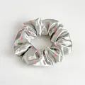 Dettaglio di un grande elastico in raso argento con cuori rosa e motivi di gatti - Grigio chiaro
