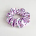 Dettaglio di un elastico in raso lavanda con motivi di unicorno e cuore - Viola