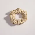 Dettaglio del motivo a quadretti kaki e della morbida trama in cotone dello scrunchie - Plaid Cachi (Beige) / Beige