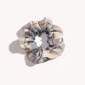 Dettaglio dello scrunchie a quadri blu e beige con consistenza morbida ed elastica - Sale Marino al Limone