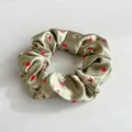 Elegante elastico in raso con cuori rossi e motivo floreale color champagne dorato - Verde oliva