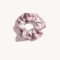 Dettaglio dell'elastico scrunchie a quadretti rosa con tessuto morbido e design plissettato - Preoccupazioni Di Ragazza