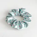 Elastico scrunchie in raso verde menta chiaro con conigli bianchi e cuori rosa - Azzurro